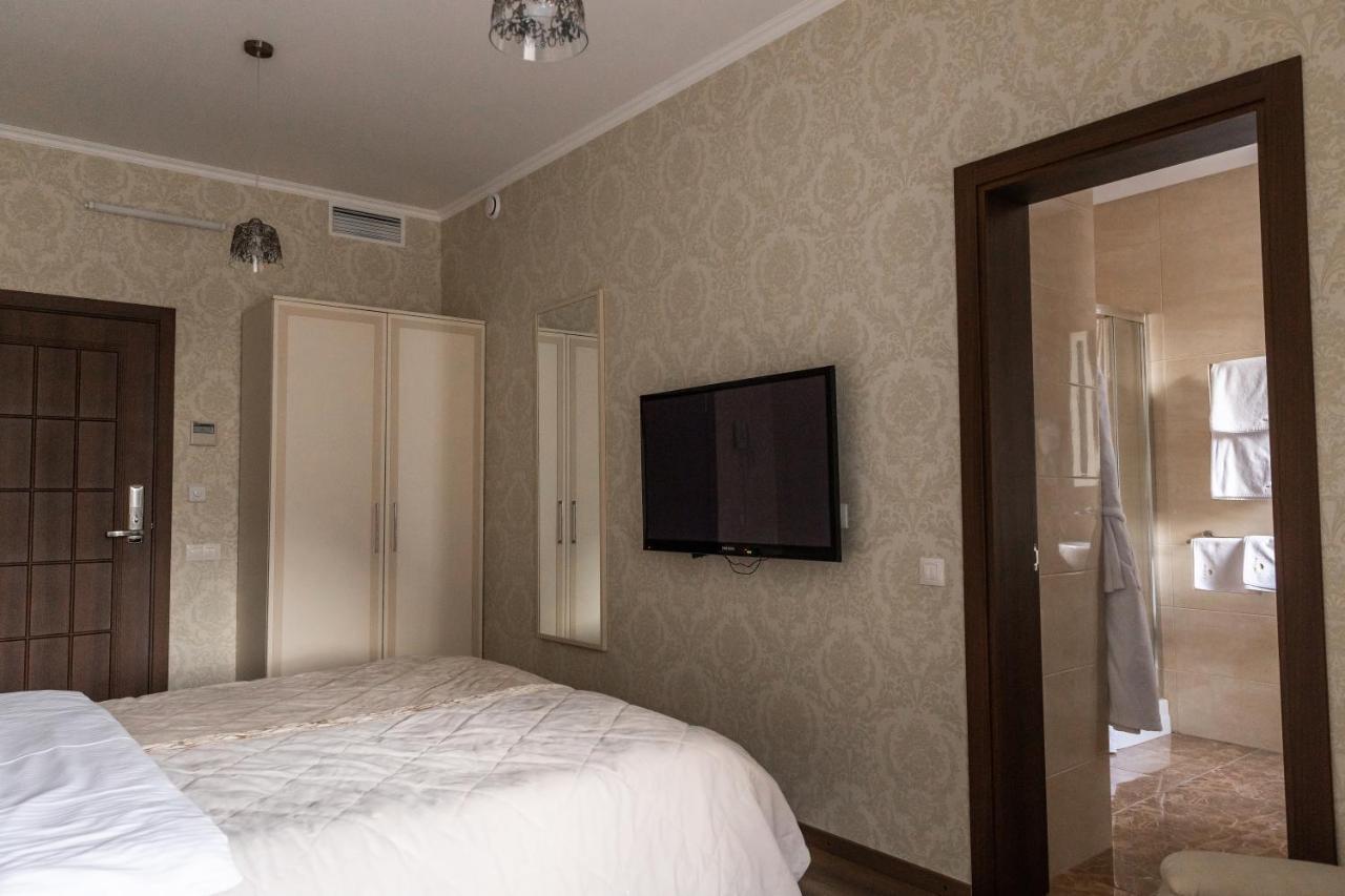 Hotel "Mandarin Clubhouse" Harkiv Dış mekan fotoğraf