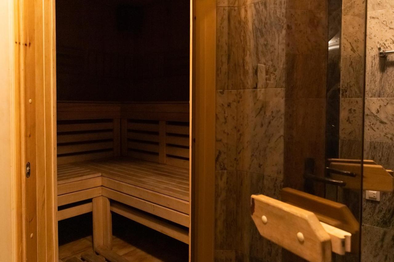 Hotel "Mandarin Clubhouse" Harkiv Dış mekan fotoğraf