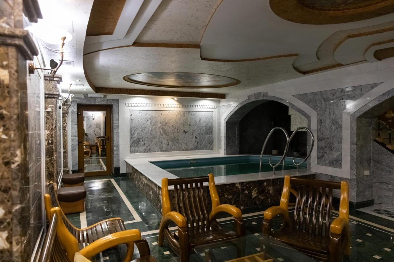 Hotel "Mandarin Clubhouse" Harkiv Dış mekan fotoğraf