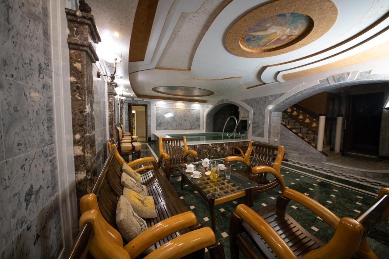 Hotel "Mandarin Clubhouse" Harkiv Dış mekan fotoğraf