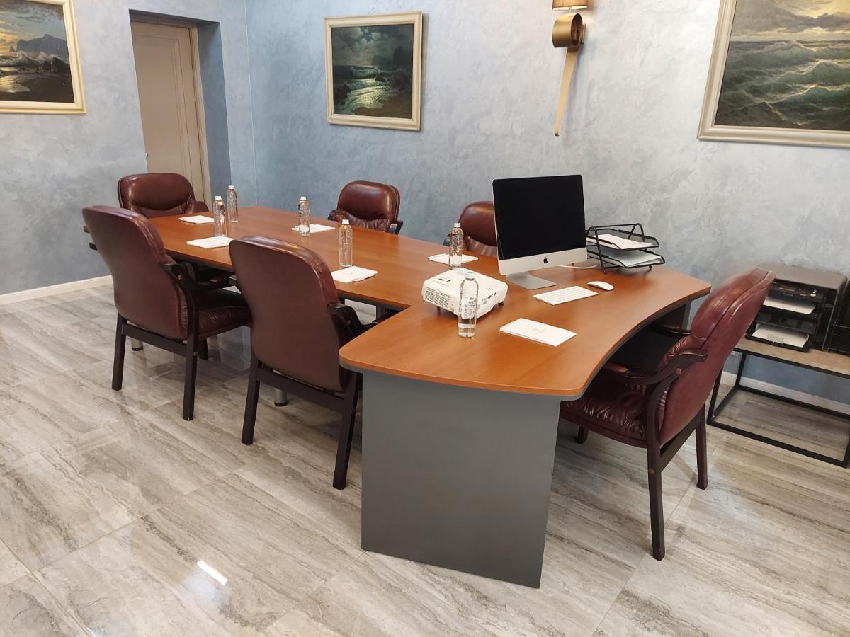 Hotel "Mandarin Clubhouse" Harkiv Dış mekan fotoğraf
