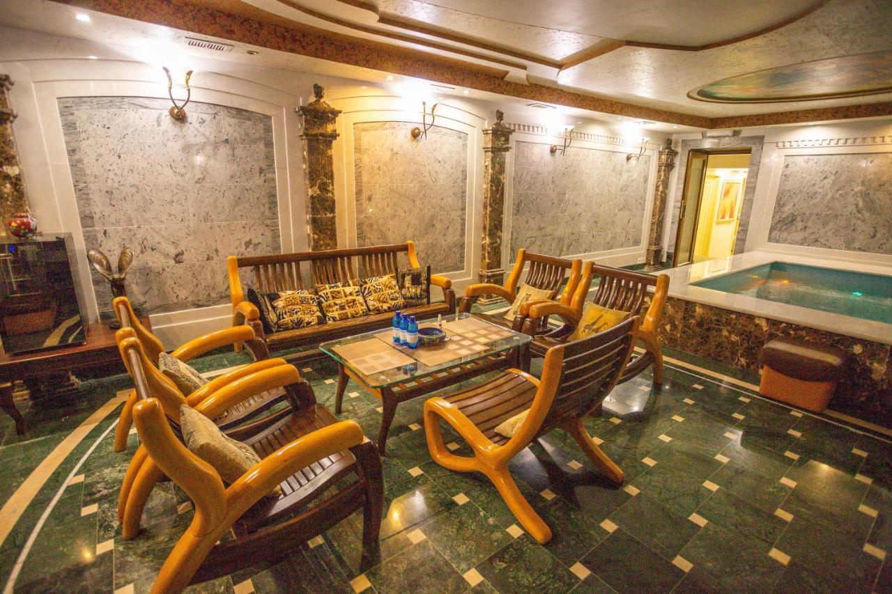 Hotel "Mandarin Clubhouse" Harkiv Dış mekan fotoğraf