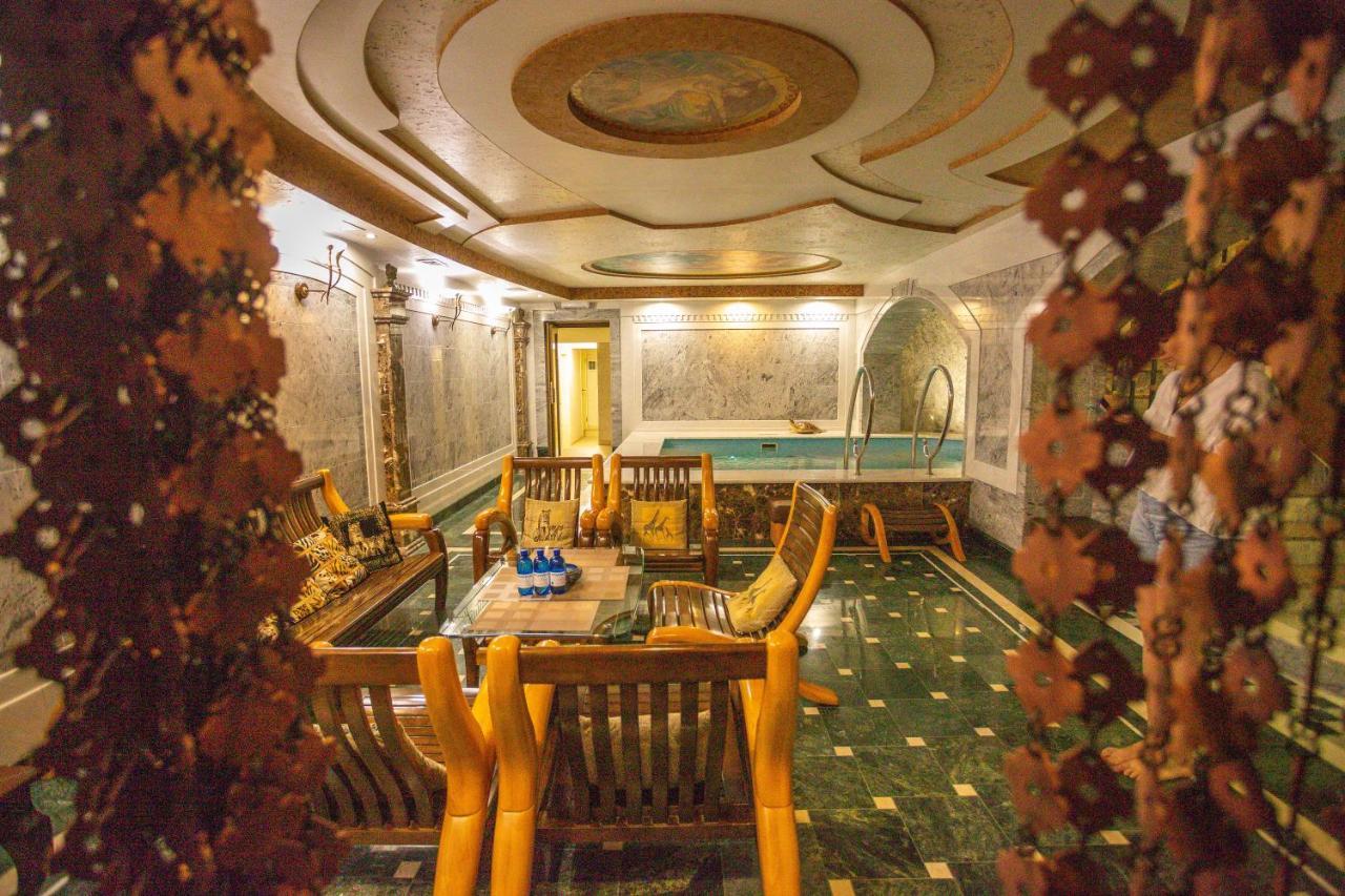 Hotel "Mandarin Clubhouse" Harkiv Dış mekan fotoğraf